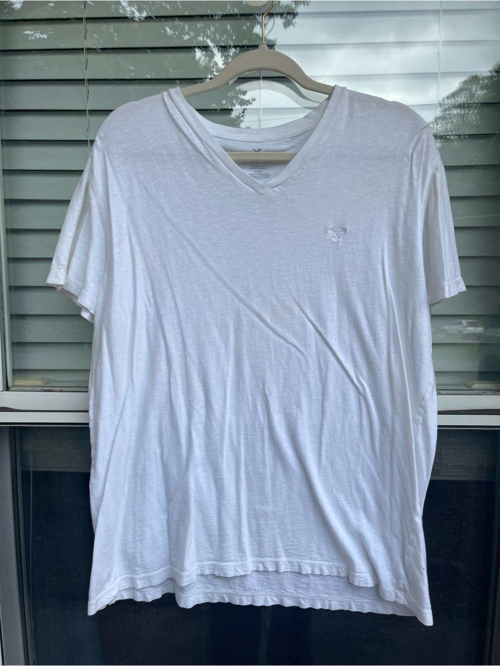 American Eagle Outfitters White V-Neck Short Sleeve Tee